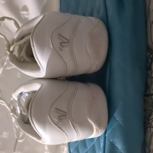 Used cheer shoes - Picture 2 of 4